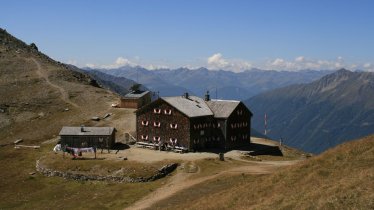 The Glorer Hütte at the foot of the Großglockner mountain, © Tirol Werbung