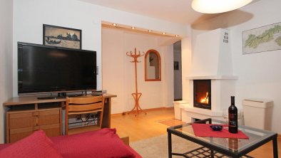 Wohnzimmer mit Kamin und TV