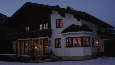 Haus bei Nacht groß