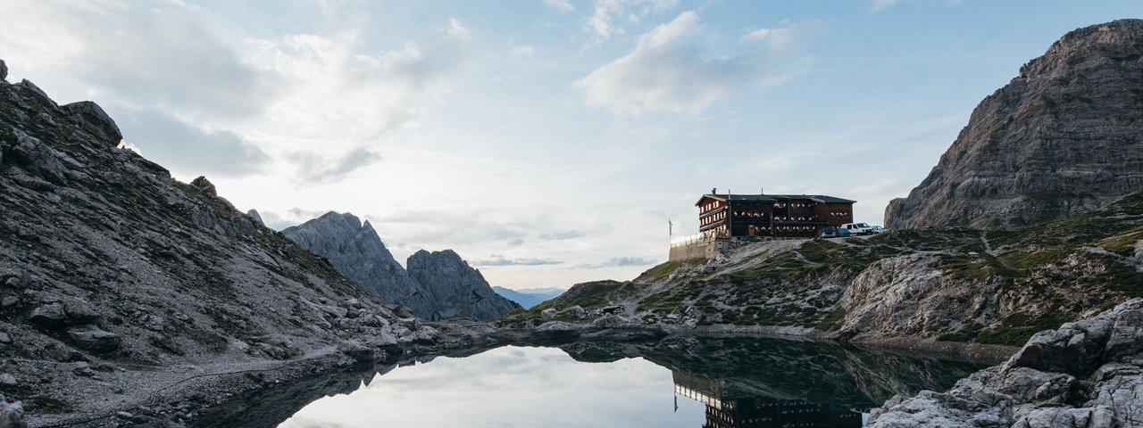 The Karlsbader Hütte near the Laserzsee lake, © TVB Osttirol / AlpinPlattform Lienz / Sam Strauss Fotografie