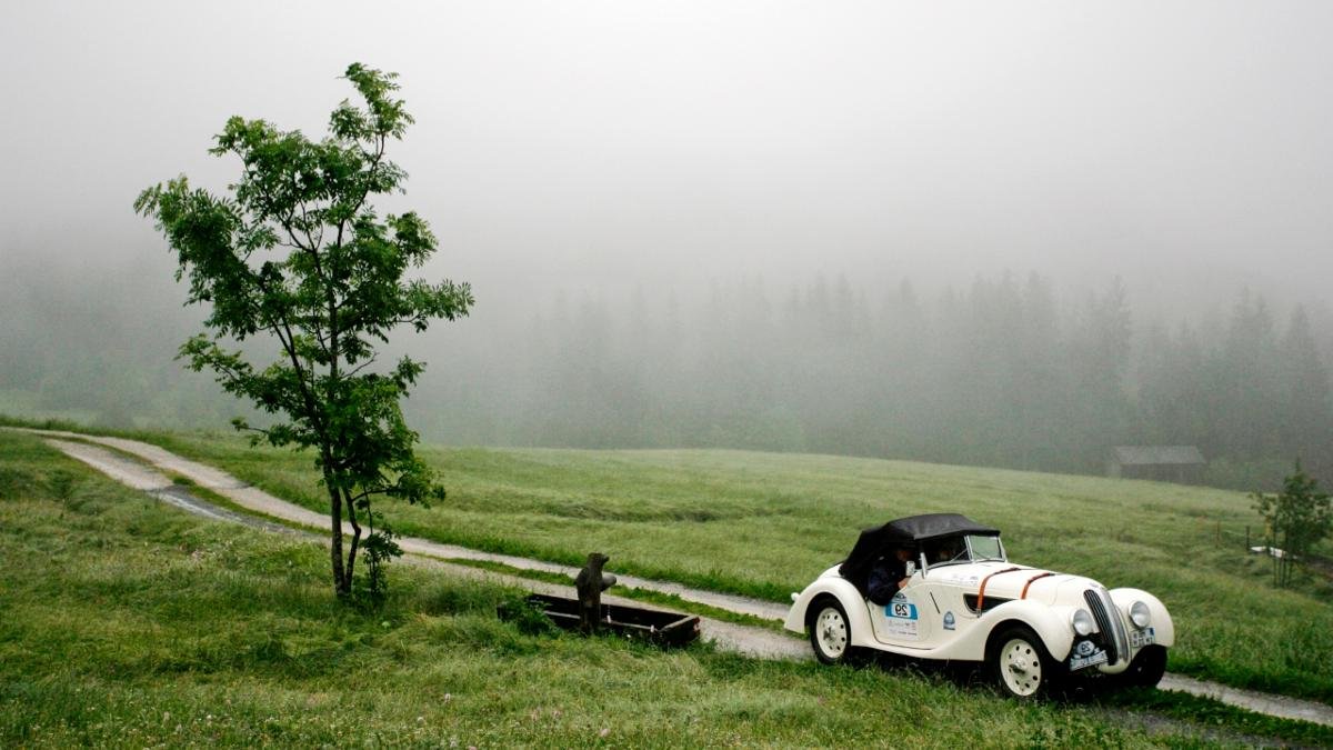 In the first week of July, fans of classic cars flock to Tirol for the start of the annual Kitzbühel Alpenralley. Among those on the start line are famous faces from the world of sport, business and entertainment. Each of the cars receives a big cheer from the crowd as it sets off., © Kitzbüheler Alpen/Martin Lugger