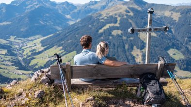 Wanderung Hochstrickl Alpbach Gipfel Paar Rastbank, © Alpbachtal Tourismus