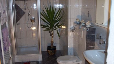 Badezimmer mit Dusche und WC