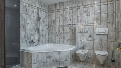 Badezimmer gross im 1.OG mit Badewanne und Dusche