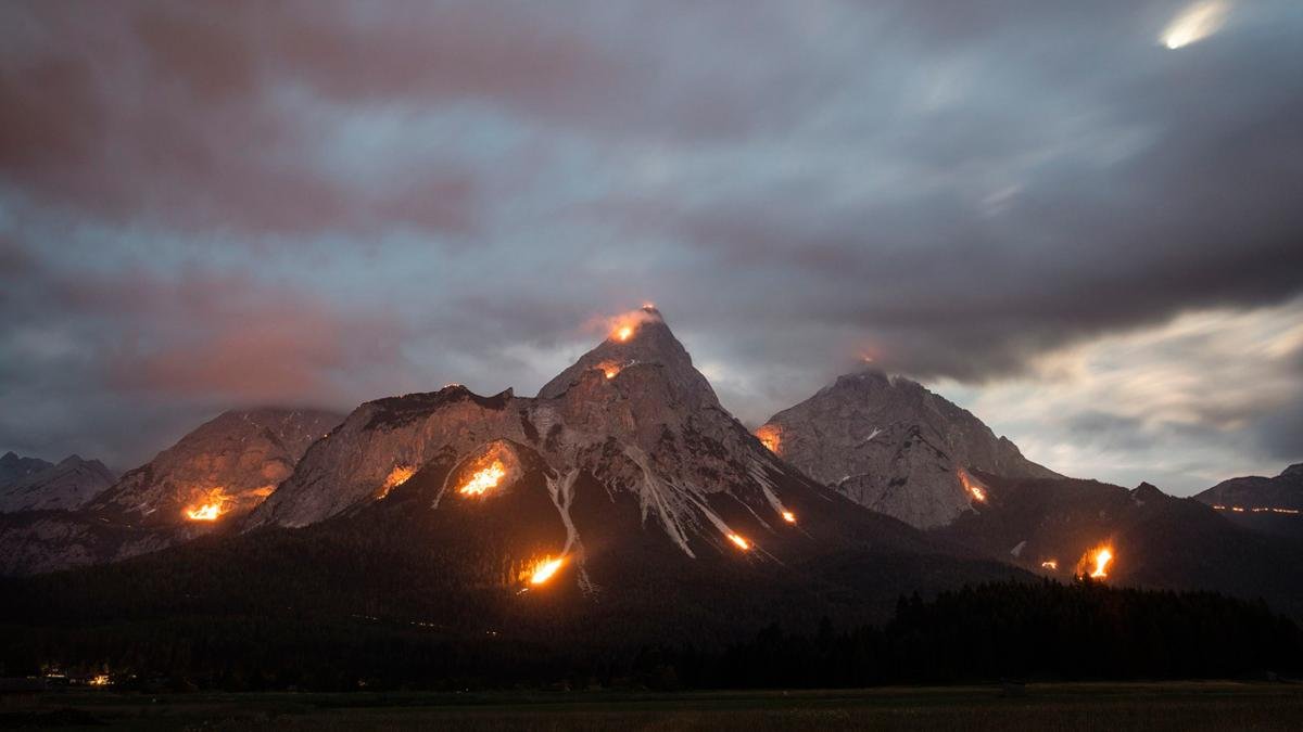 The wide open basin of Ehrwald is a particularly majestic spot to see the surrounding mountains set ablaze for the summer solstice., © Oliver Soulas