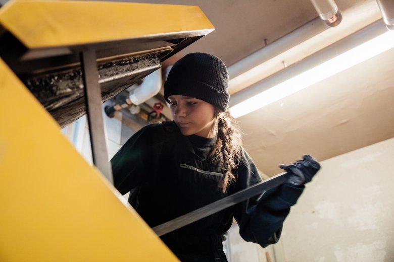 Apprentice Elisa is often asked if chimney sweeping isn&#39;t too much hard physical labour for a woman. &quot;For me it&#39;s just the right thing,&quot; she says.