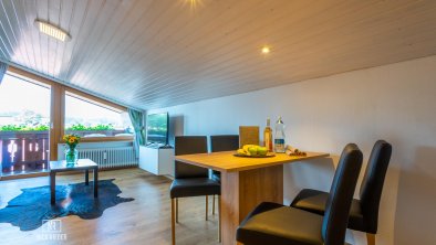 Wohnraum mit Esstisch im Appartement Sauna