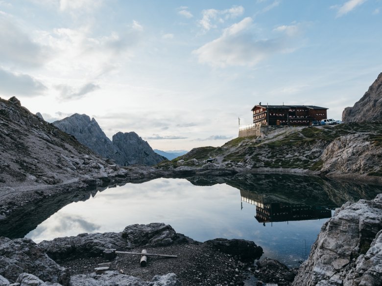 Karlsbader Hut on the shores of Laserzsee Lake.
, © Alpin Plattform Lienz / Sam Strauss Fotografie