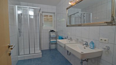 großes Badezimmer