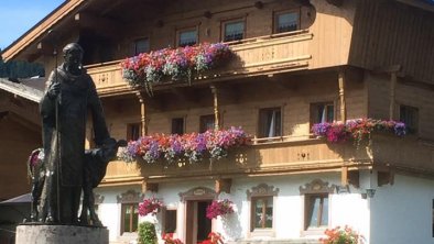 Trixlhof mit Heiligen Leonhard (Dorfbrunnen