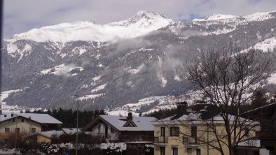 Blick zum Skigeb.Zettersfeld vom Schlafzimmer, © www.FerienhausSchmelz.at