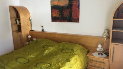 großzügiges Schlafzimmer