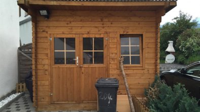 Blockhütte vor dem Haus