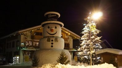 Riesenschneemann bei Nacht