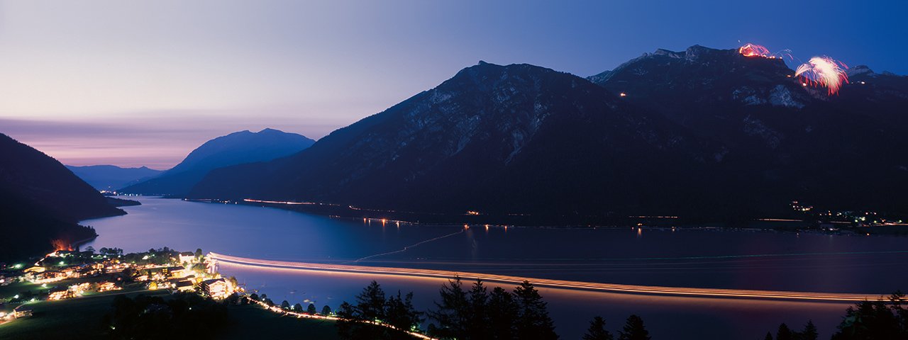 Participants can cruise across Lake Achensee as fires are lit in the mountains high above, © Hannes Senfter / Achensee Tourismus