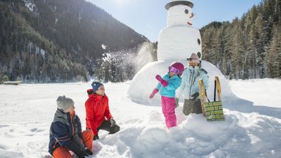 TVBNiederthaiWinterFamilie_16Schneemann (large)