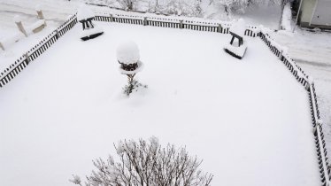 Aussicht vom Balkon in den Garten