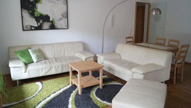 02 Couch mit Esstisch