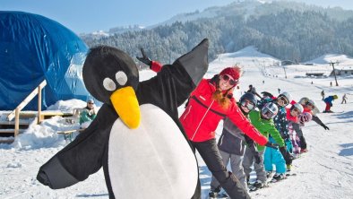 erste-schwuenge-im-schnee-kinderskischule-im-bobob