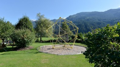 Außenansicht Sommer - Garten & Spielplatz, © Hotel Edenlehen