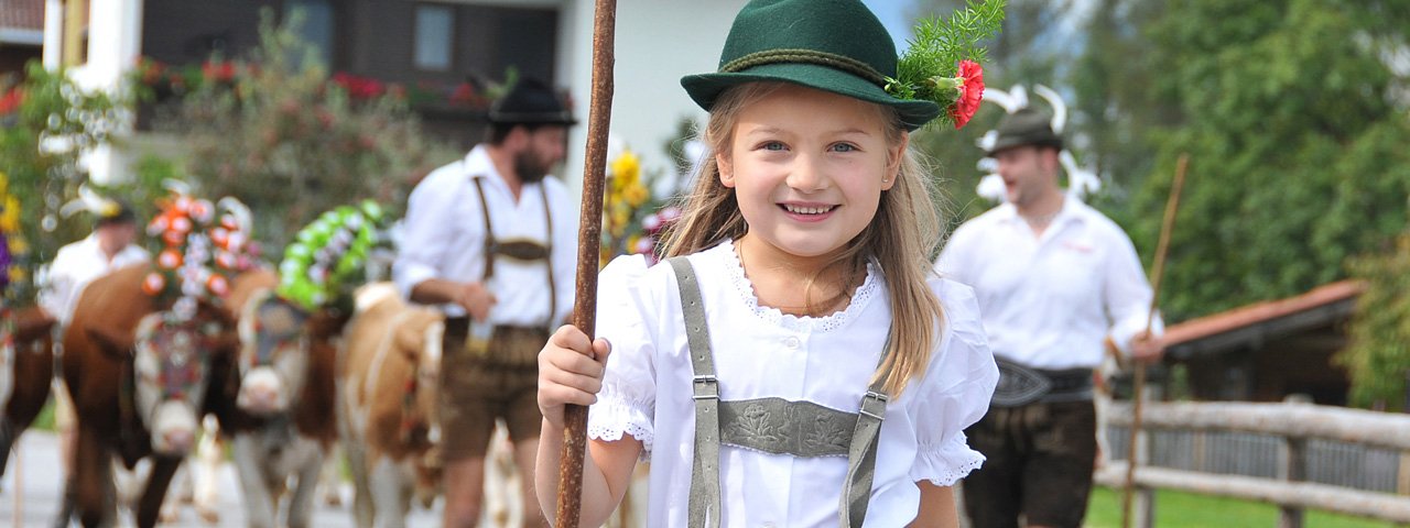 You can't start too young: The animals are herded through the village by proud mountain farmers, herdsmen and little helpers, © Grießenböck