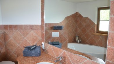 Spiegel- Föhn-Wachbecken-WC-Badewanne, © PANORAMA LODGE LEUTASCH