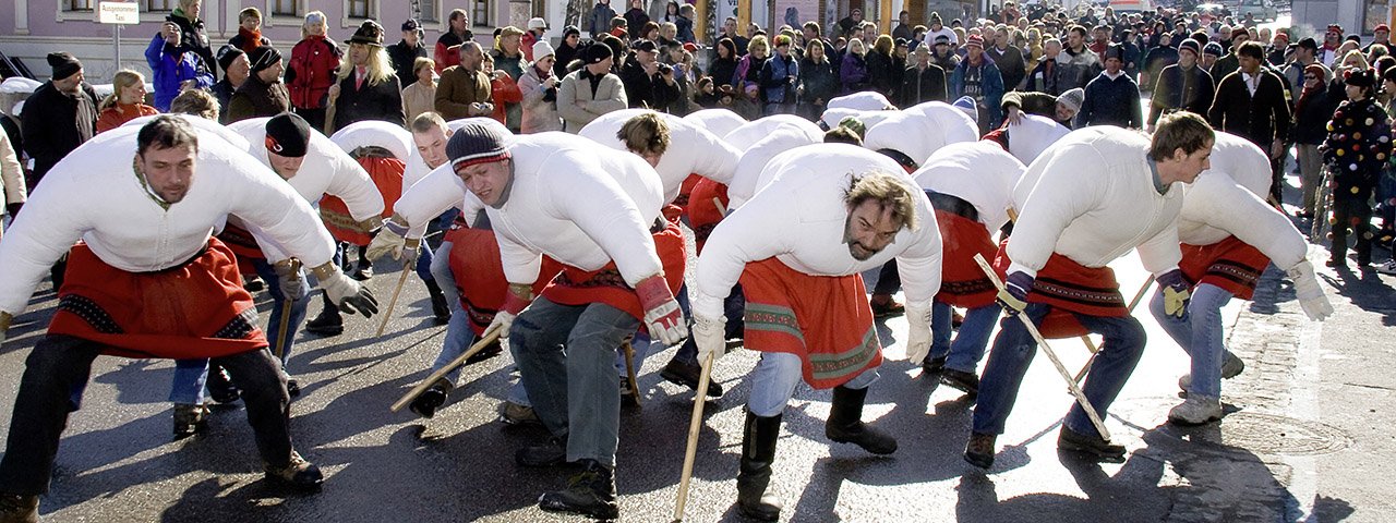 A very special Tirolean carnival custom: The so-called “Wampeler” represent winter at the “Wampelerreiten” in Axams, © Fasnachtsverein Axams