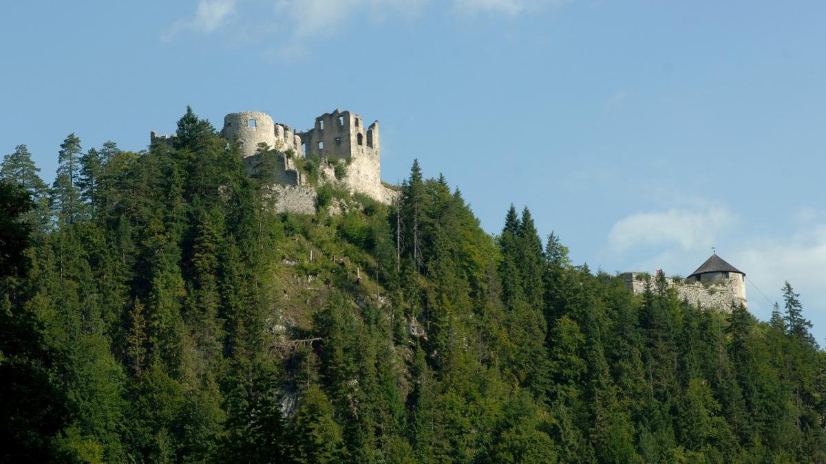 Families can embark on a fascinating journey back into the Middle Ages with a visit to the Burgenwelt Ehrenberg and its four ancient fortresses. There is plenty for children to see and do, including the chance to dress up as knights and explore the Magic Forest. Once a year the Burgenwelt Ehrenberg hosts the Knight Festival., © Tirol Werbung/Aichner Bernhard