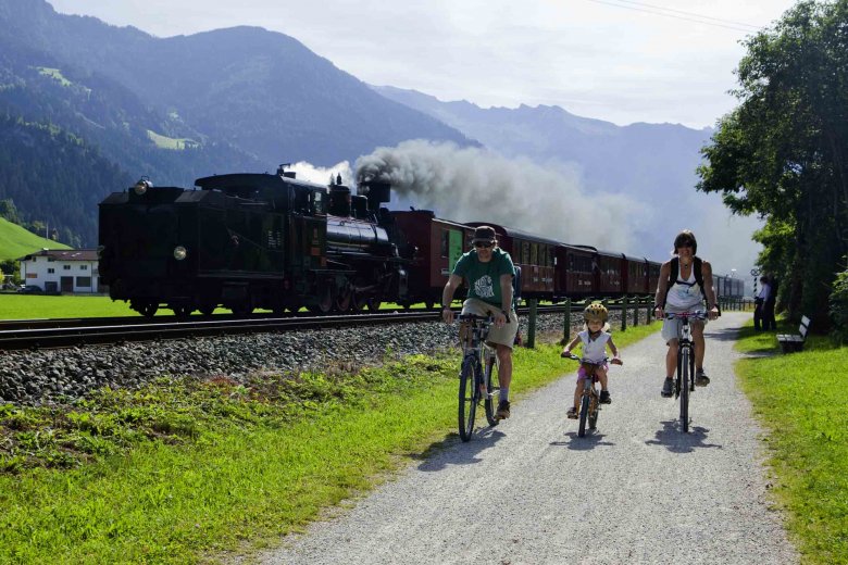 A perfect adventure for families: Get aboard a historic steam-powered narrow gauge railroad into scenic Zillertal Valley and ride a bike along the Zillertal Cycle Path for the return trip. (Copyright: Zillertal Tourismus, Florian Schneider)