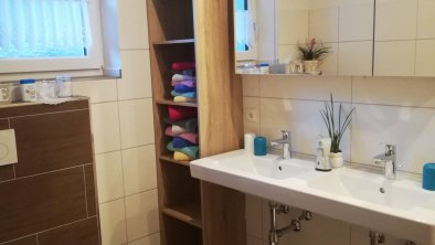 Badezimmer, Hand und Badetücher,