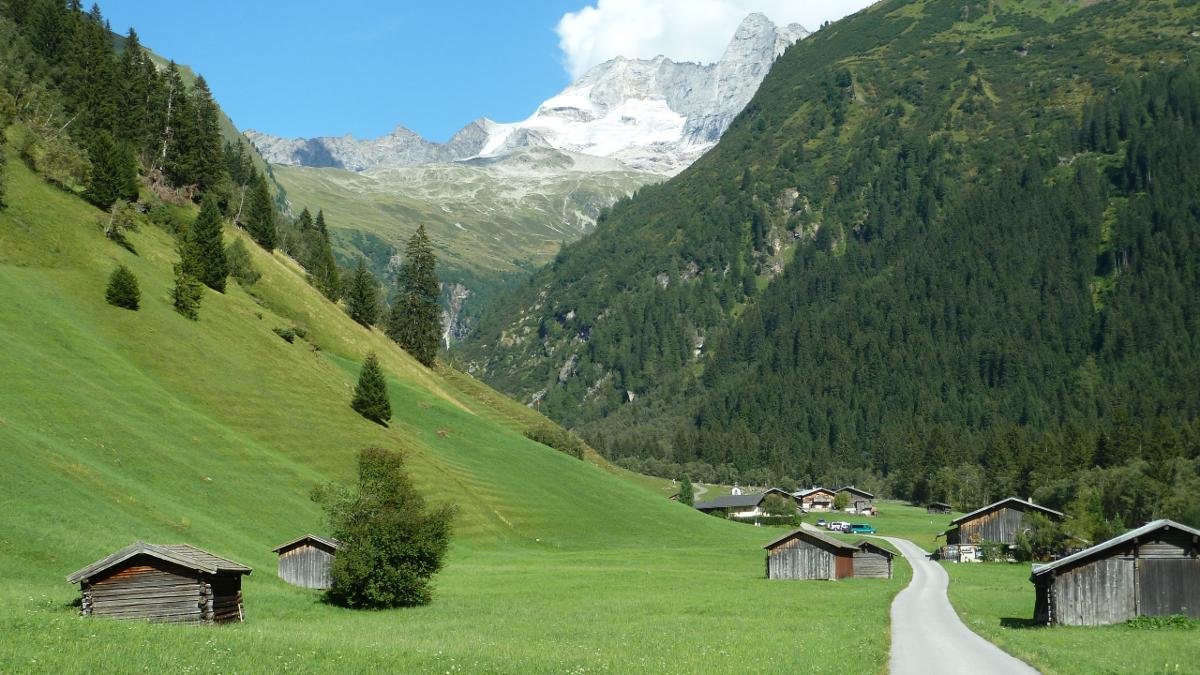 Two quaint villages, majestic mountains and absolute silence – the remote Valsertal Valley below the main ridge of the Tux Alps seems frozen in time. It is this quiet charm which makes it perfect for hikers, mountaineers and rock climbers., © Ch. Schwann