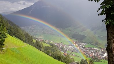 Regenbogen hinterm Haus