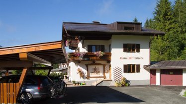 Parkplatz mit Carport