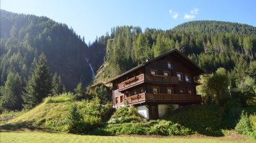 Haus mit Wasserfall