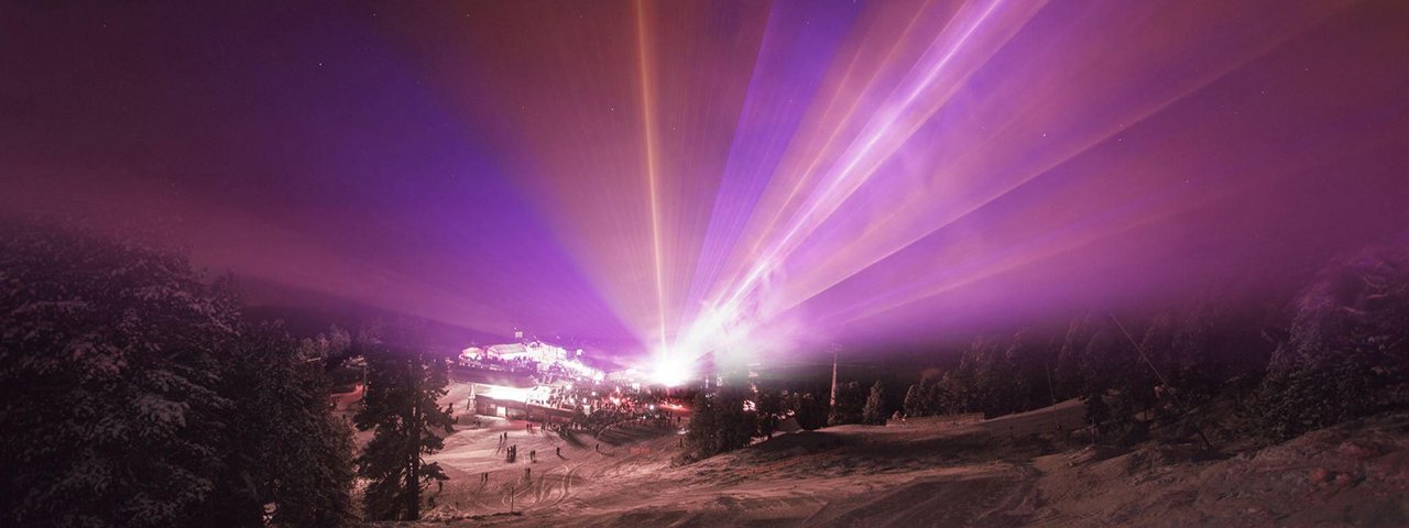 A spectacular laser show will light up the skies at midnight to ring in the New Year at Hochoetz Ski Resort with music, © TVB Ötztal