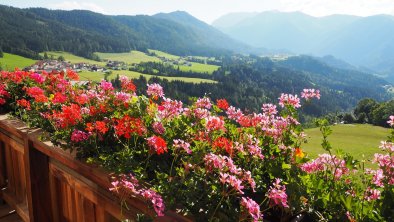 Blick vom Balkon über Brandenberg auf Rofangebirge