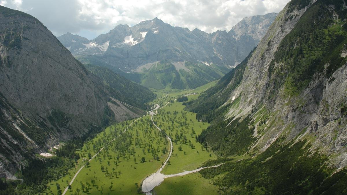 In the heart of the Karwendel Nature Park, surrounded by majestic rock faces, stand 2,000 maple trees, some of which are more than 500 years old. This area, known as the “Großer Ahornboden” in reference to its many trees, is located at 1,200m altitude and well worth a visit at any time of the year., © Alpenpark Karwendel/G.Haslwanter