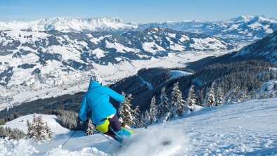 skifahren-im-tiefschnee-im-skigebiet-kirchberg-kit