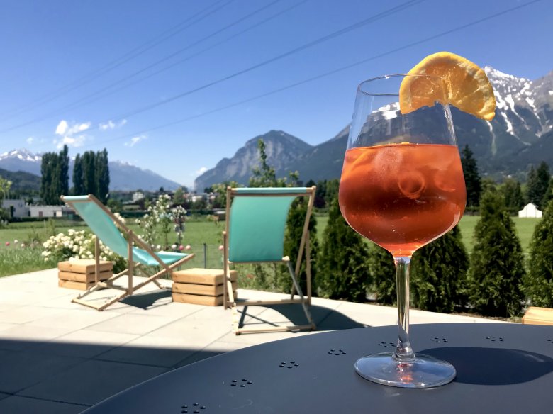 Enjoy the drinks with a view.
, © Hostel Marmota Innsbruck