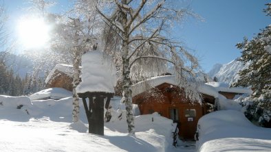 Tiroler Schwitzstadl im tiefverschneiten Garten, © Hotel Karlwirt